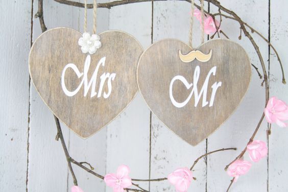 みんな、椅子に掛けますよね♡DIYしたい『MR&MRSサイン』のデザイン10選＊にて紹介している画像