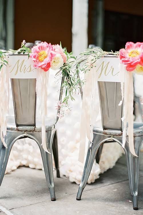 みんな、椅子に掛けますよね♡DIYしたい『MR&MRSサイン』のデザイン10選＊にて紹介している画像