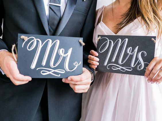 みんな、椅子に掛けますよね♡DIYしたい『MR&MRSサイン』のデザイン10選＊にて紹介している画像