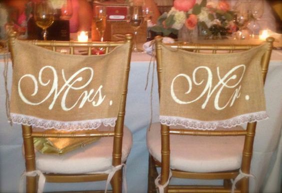 みんな、椅子に掛けますよね♡DIYしたい『MR&MRSサイン』のデザイン10選＊にて紹介している画像