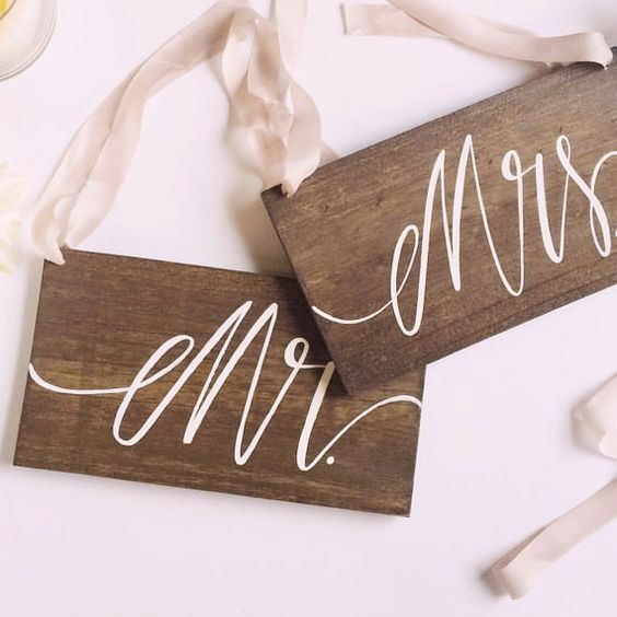みんな、椅子に掛けますよね♡DIYしたい『MR&MRSサイン』のデザイン10選＊にて紹介している画像