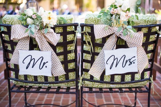 みんな、椅子に掛けますよね♡DIYしたい『MR&MRSサイン』のデザイン10選＊にて紹介している画像