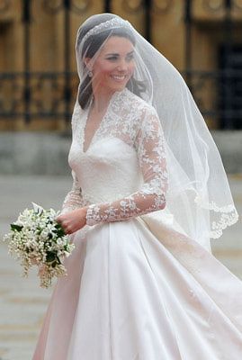The New Princess of the UK: Catherine's Bride Look is Adorably Transformative♡にて紹介している画像
