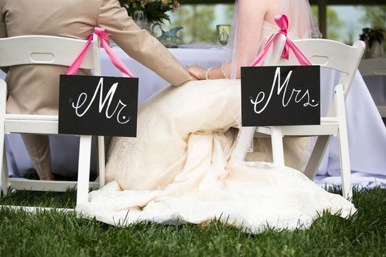 みんな、椅子に掛けますよね♡DIYしたい『MR&MRSサイン』のデザイン10選＊にて紹介している画像