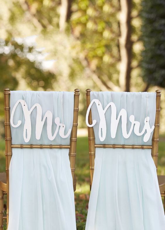 みんな、椅子に掛けますよね♡DIYしたい『MR&MRSサイン』のデザイン10選＊にて紹介している画像