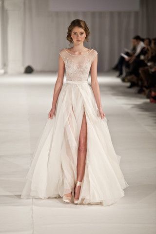 "Chic, Elegant, and Sexy: A Collection of Adult Dresses - Wedding Dress Edition"にて紹介している画像