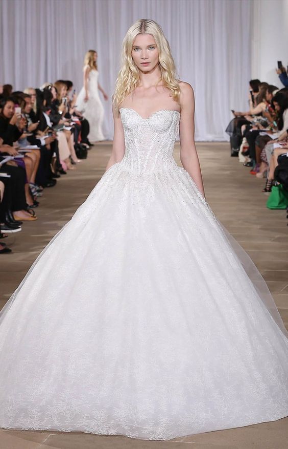 "Chic, Elegant, and Sexy: A Collection of Adult Dresses - Wedding Dress Edition"にて紹介している画像