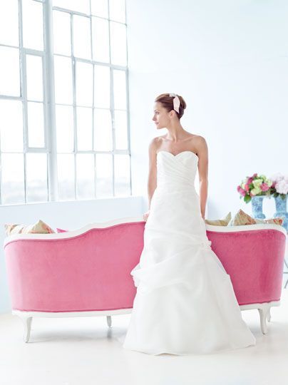 "Chic, Elegant, and Sexy: A Collection of Adult Dresses - Wedding Dress Edition"にて紹介している画像