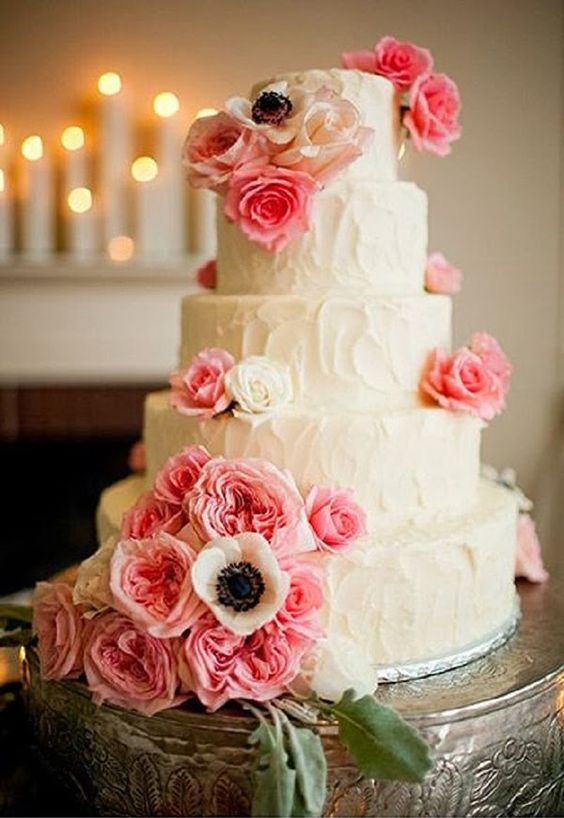 "Everything About Cuteness♡ / A Special Feature on Wedding Cakes Using Large, Pure White Anemone Flowers*"にて紹介している画像