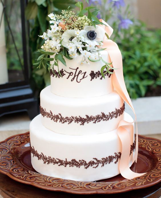 "Everything About Cuteness♡ / A Special Feature on Wedding Cakes Using Large, Pure White Anemone Flowers*"にて紹介している画像