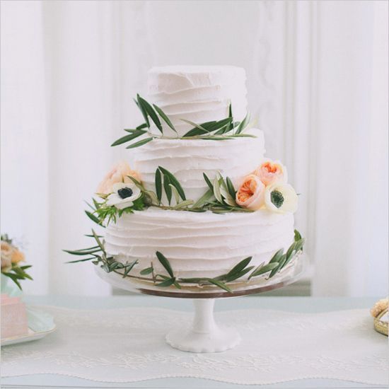 "Everything About Cuteness♡ / A Special Feature on Wedding Cakes Using Large, Pure White Anemone Flowers*"にて紹介している画像