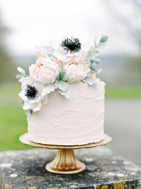 "Everything About Cuteness♡ / A Special Feature on Wedding Cakes Using Large, Pure White Anemone Flowers*"にて紹介している画像