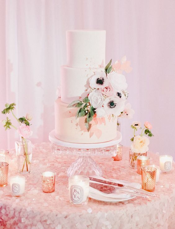 "Everything About Cuteness♡ / A Special Feature on Wedding Cakes Using Large, Pure White Anemone Flowers*"にて紹介している画像