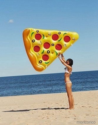 Essential Items for Your Honeymoon: The Adorably Cute Float from Urban Outfitters Loved by Celebrities!にて紹介している画像