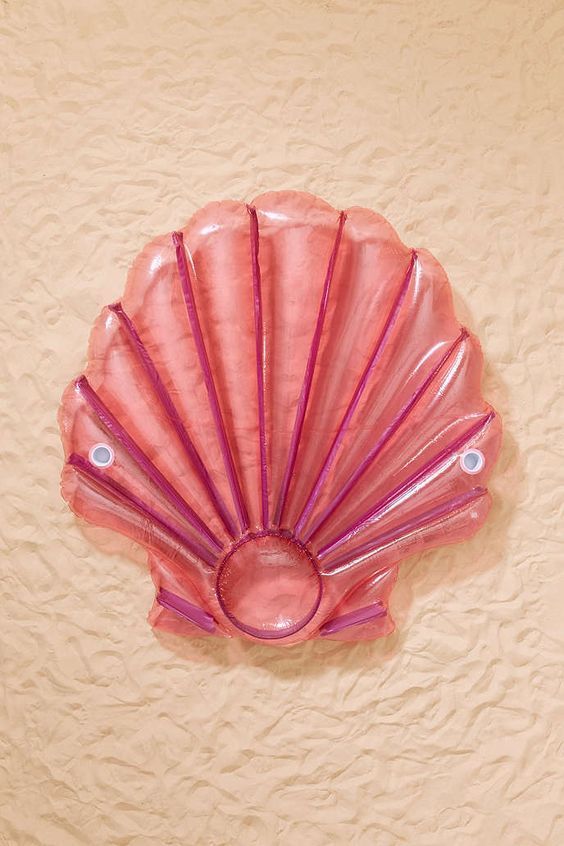 Essential Items for Your Honeymoon: The Adorably Cute Float from Urban Outfitters Loved by Celebrities!にて紹介している画像