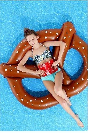 Essential Items for Your Honeymoon: The Adorably Cute Float from Urban Outfitters Loved by Celebrities!にて紹介している画像
