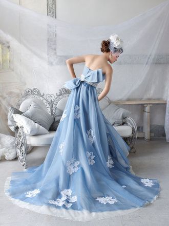 "Bring the Volume to Your Waist: A Special Feature on Feminine Wedding Dresses"にて紹介している画像