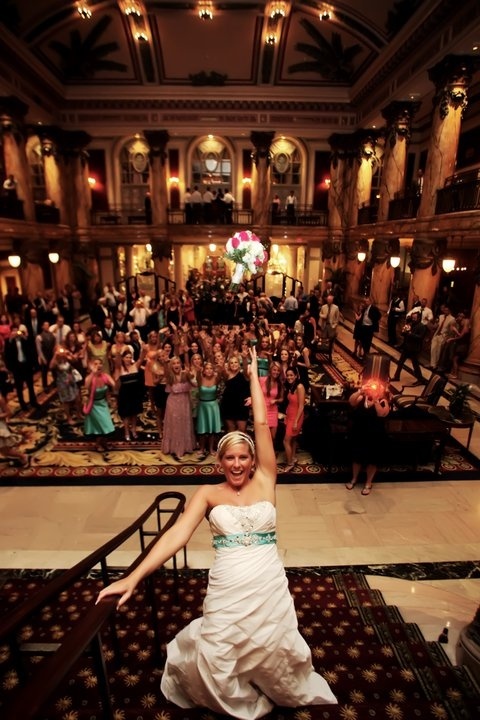 Sharing Happiness ♡ A Collection of Exciting Wedding Photos Capturing the Moment of the Bouquet Tossにて紹介している画像
