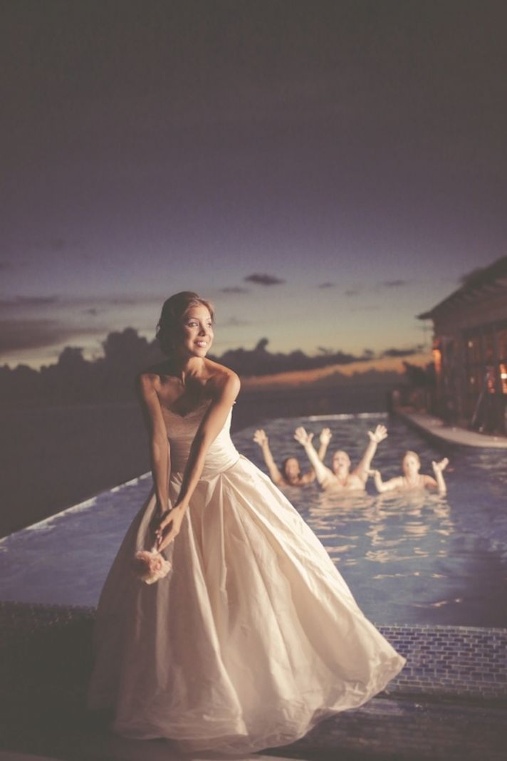 Sharing Happiness ♡ A Collection of Exciting Wedding Photos Capturing the Moment of the Bouquet Tossにて紹介している画像