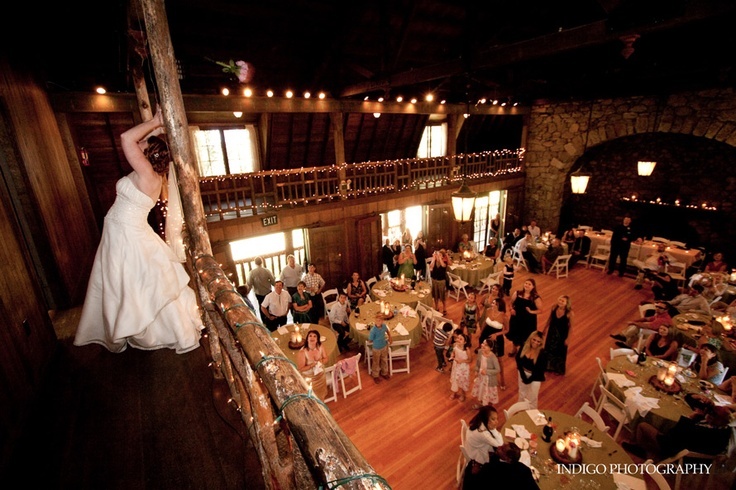 Sharing Happiness ♡ A Collection of Exciting Wedding Photos Capturing the Moment of the Bouquet Tossにて紹介している画像