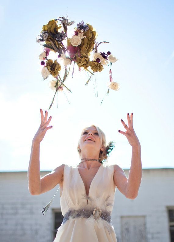 Sharing Happiness ♡ A Collection of Exciting Wedding Photos Capturing the Moment of the Bouquet Tossにて紹介している画像