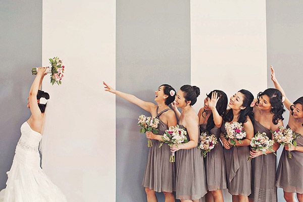 Sharing Happiness ♡ A Collection of Exciting Wedding Photos Capturing the Moment of the Bouquet Tossにて紹介している画像