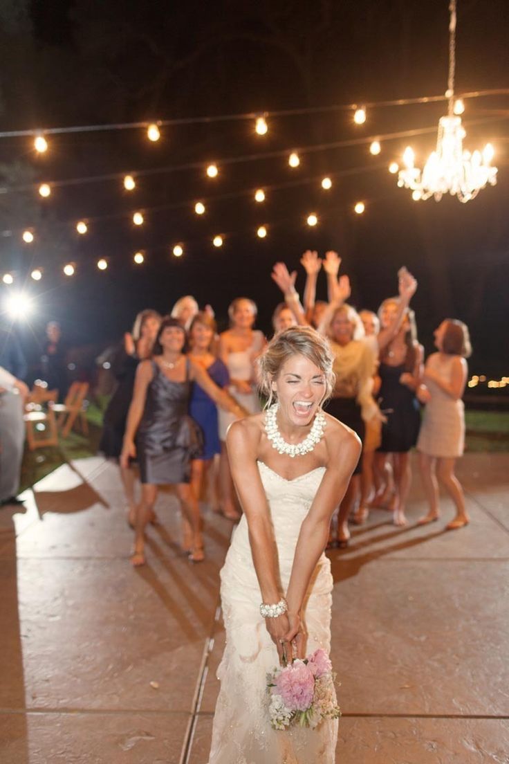 Sharing Happiness ♡ A Collection of Exciting Wedding Photos Capturing the Moment of the Bouquet Tossにて紹介している画像