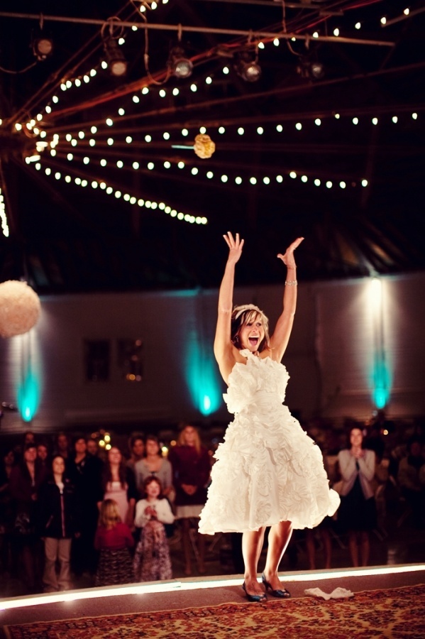 Sharing Happiness ♡ A Collection of Exciting Wedding Photos Capturing the Moment of the Bouquet Tossにて紹介している画像