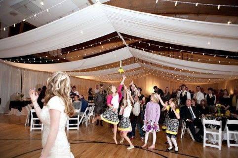 Sharing Happiness ♡ A Collection of Exciting Wedding Photos Capturing the Moment of the Bouquet Tossにて紹介している画像