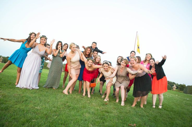 Sharing Happiness ♡ A Collection of Exciting Wedding Photos Capturing the Moment of the Bouquet Tossにて紹介している画像