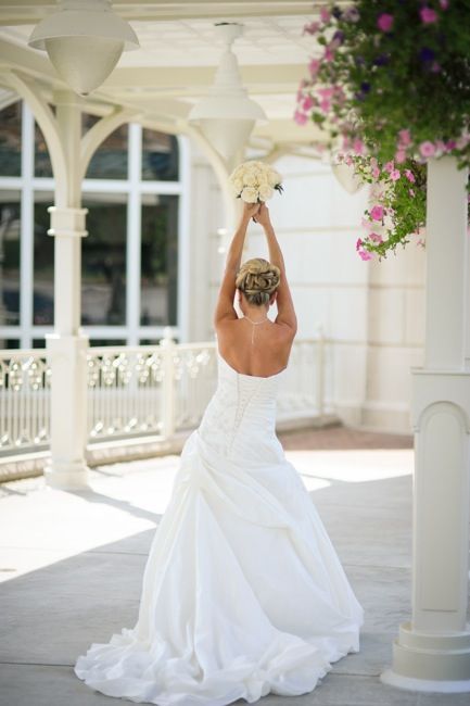Sharing Happiness ♡ A Collection of Exciting Wedding Photos Capturing the Moment of the Bouquet Tossにて紹介している画像