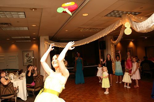 Sharing Happiness ♡ A Collection of Exciting Wedding Photos Capturing the Moment of the Bouquet Tossにて紹介している画像