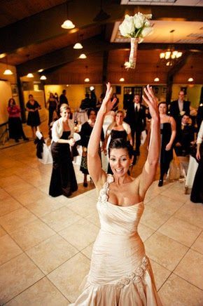 Sharing Happiness ♡ A Collection of Exciting Wedding Photos Capturing the Moment of the Bouquet Tossにて紹介している画像