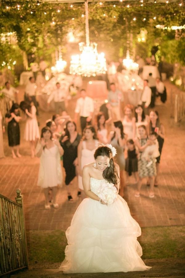 Sharing Happiness ♡ A Collection of Exciting Wedding Photos Capturing the Moment of the Bouquet Tossにて紹介している画像