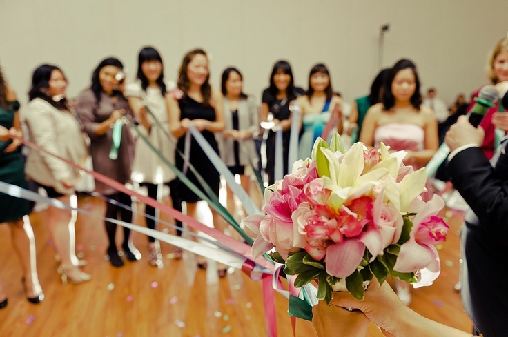 Sharing Happiness ♡ A Collection of Exciting Wedding Photos Capturing the Moment of the Bouquet Tossにて紹介している画像