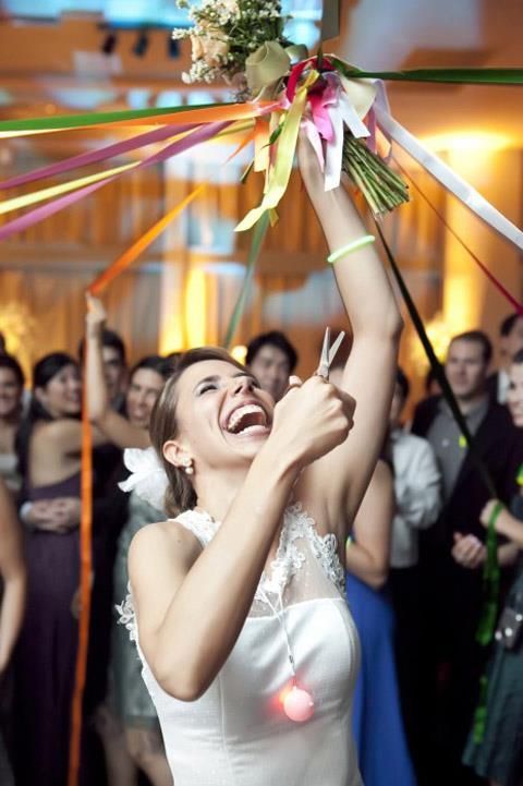 Sharing Happiness ♡ A Collection of Exciting Wedding Photos Capturing the Moment of the Bouquet Tossにて紹介している画像