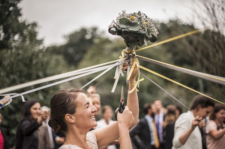Sharing Happiness ♡ A Collection of Exciting Wedding Photos Capturing the Moment of the Bouquet Tossにて紹介している画像