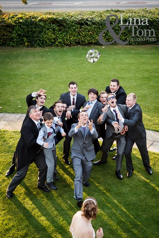 Sharing Happiness ♡ A Collection of Exciting Wedding Photos Capturing the Moment of the Bouquet Tossにて紹介している画像