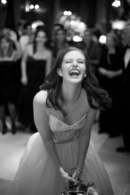 Sharing Happiness ♡ A Collection of Exciting Wedding Photos Capturing the Moment of the Bouquet Tossにて紹介している画像