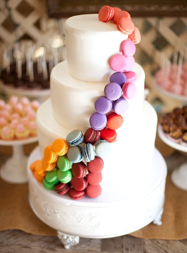 How about a Wedding Cake Adorned with Cute Macarons Like a Jewelry Box?にて紹介している画像