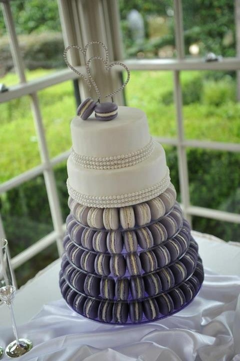 How about a Wedding Cake Adorned with Cute Macarons Like a Jewelry Box?にて紹介している画像