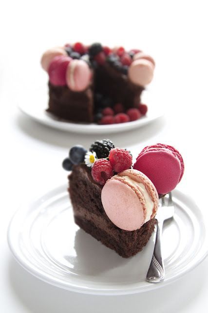 How about a Wedding Cake Adorned with Cute Macarons Like a Jewelry Box?にて紹介している画像