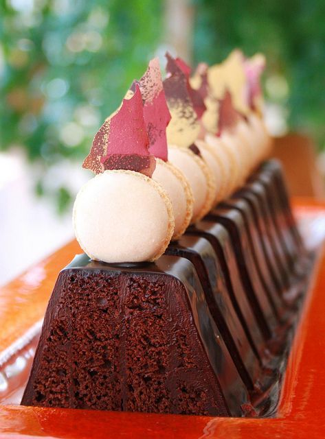 How about a Wedding Cake Adorned with Cute Macarons Like a Jewelry Box?にて紹介している画像