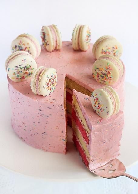 How about a Wedding Cake Adorned with Cute Macarons Like a Jewelry Box?にて紹介している画像