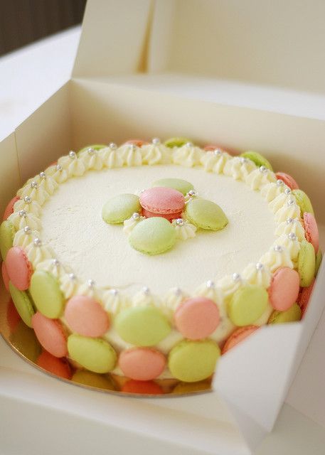 How about a Wedding Cake Adorned with Cute Macarons Like a Jewelry Box?にて紹介している画像