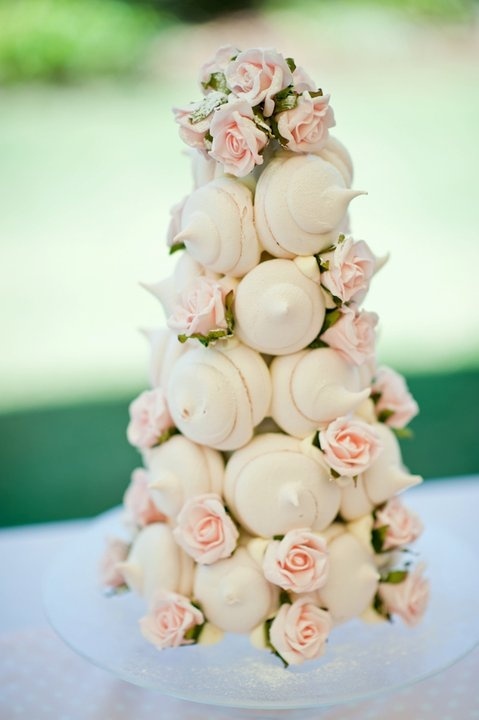 How about a Wedding Cake Adorned with Cute Macarons Like a Jewelry Box?にて紹介している画像
