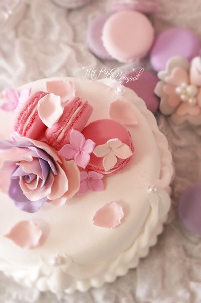 How about a Wedding Cake Adorned with Cute Macarons Like a Jewelry Box?にて紹介している画像