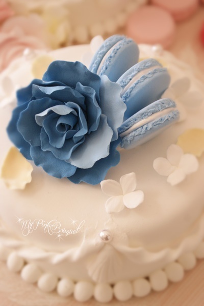 How about a Wedding Cake Adorned with Cute Macarons Like a Jewelry Box?にて紹介している画像