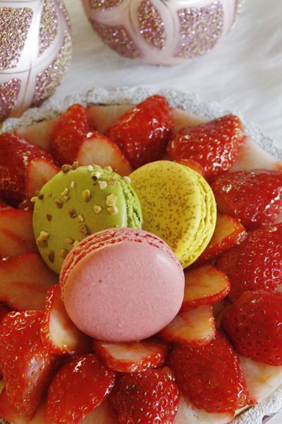 How about a Wedding Cake Adorned with Cute Macarons Like a Jewelry Box?にて紹介している画像