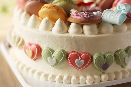 How about a Wedding Cake Adorned with Cute Macarons Like a Jewelry Box?にて紹介している画像